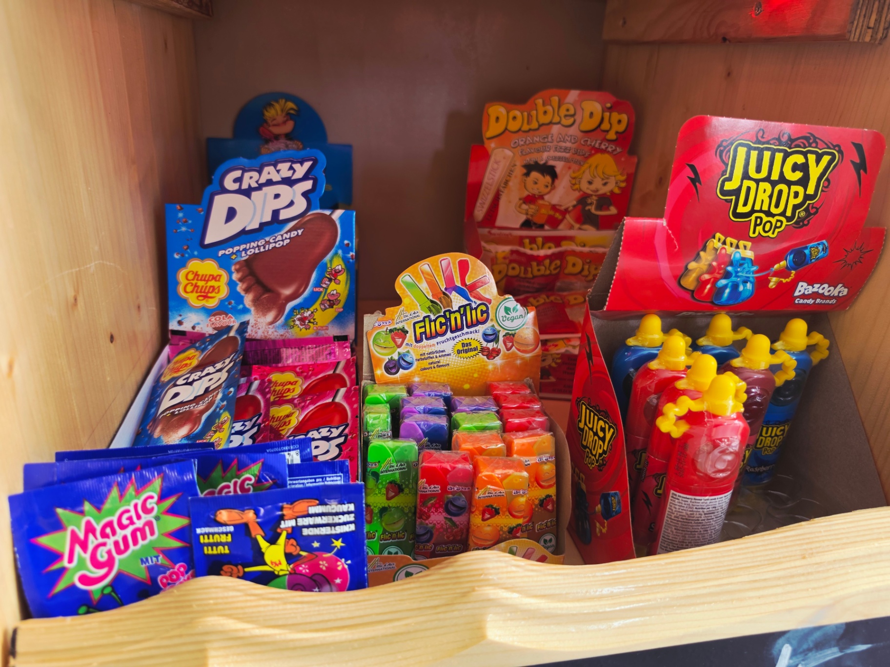 Crazy Dips, Flic'n'lic und Juicy Drop Pop im Süßigkeiten-Regal