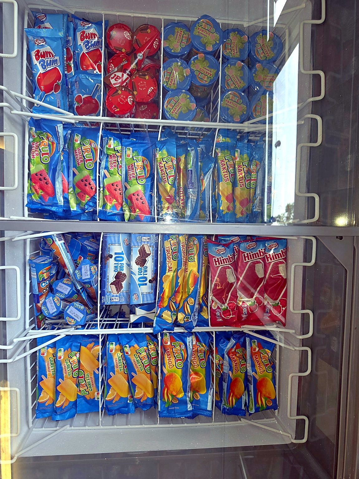 Eistruhe mit Pirulo-, Bum-Bum- und Frucht-Eis am Stiel