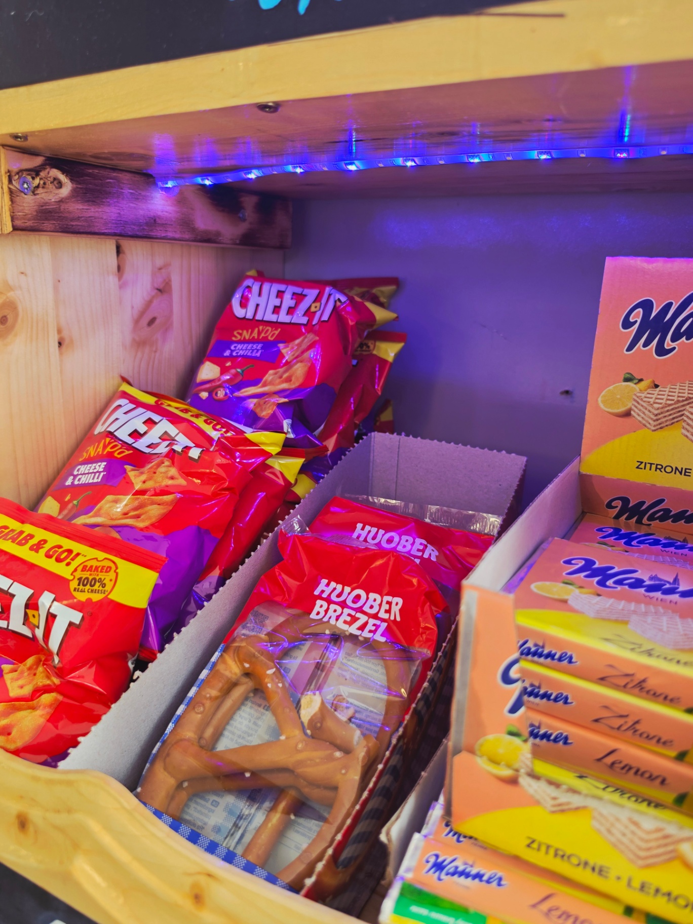 Cheez-It, Huober Brezel und Manner Zitrone im Regal