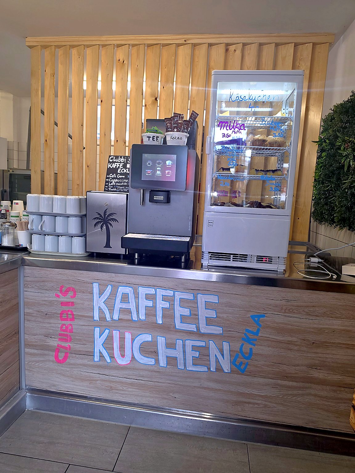 Clubbis Kaffee- und Kuchen-Eckla mit Kuchenvitrine