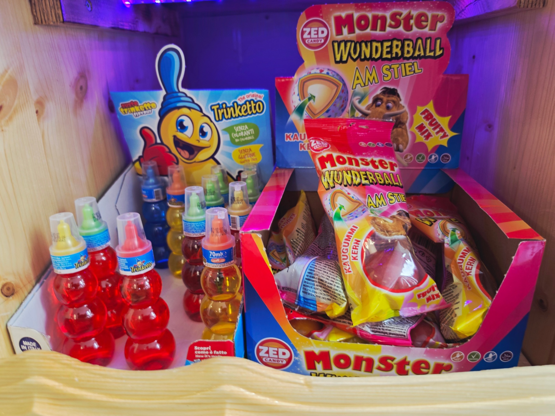 Trinketto-Flaschen und Monster Wunderball am Stiel