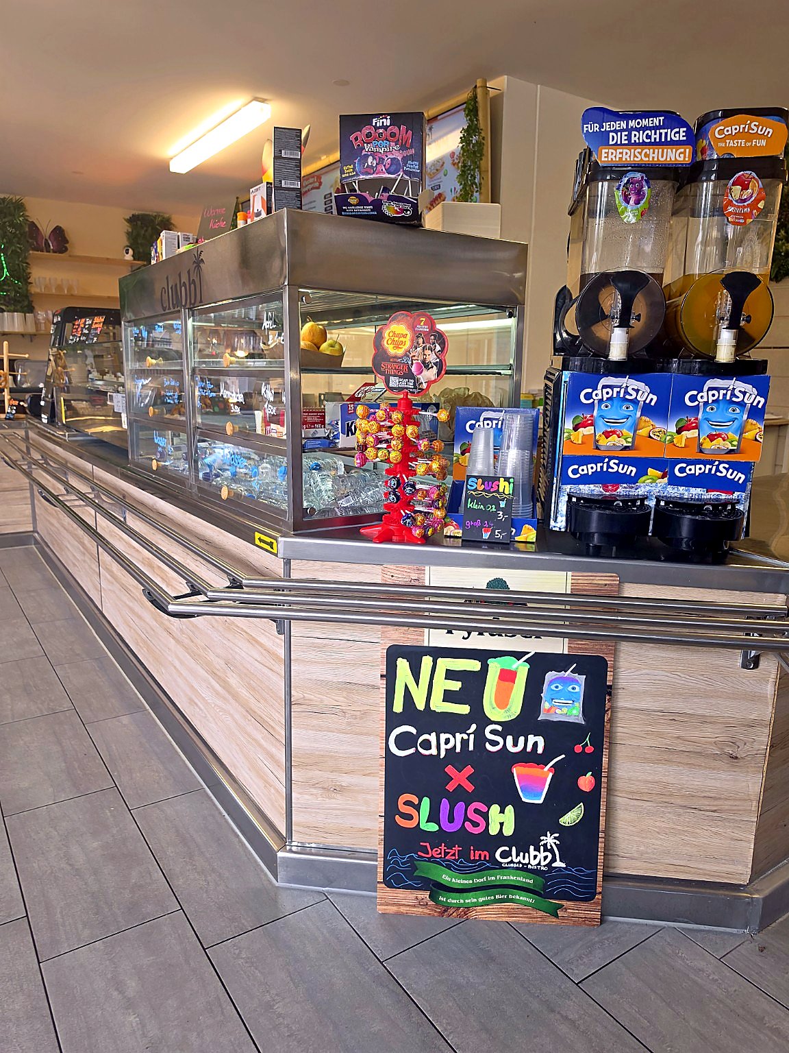 Theke mit Slush-Maschinen, Capri-Sun und Süßigkeiten
