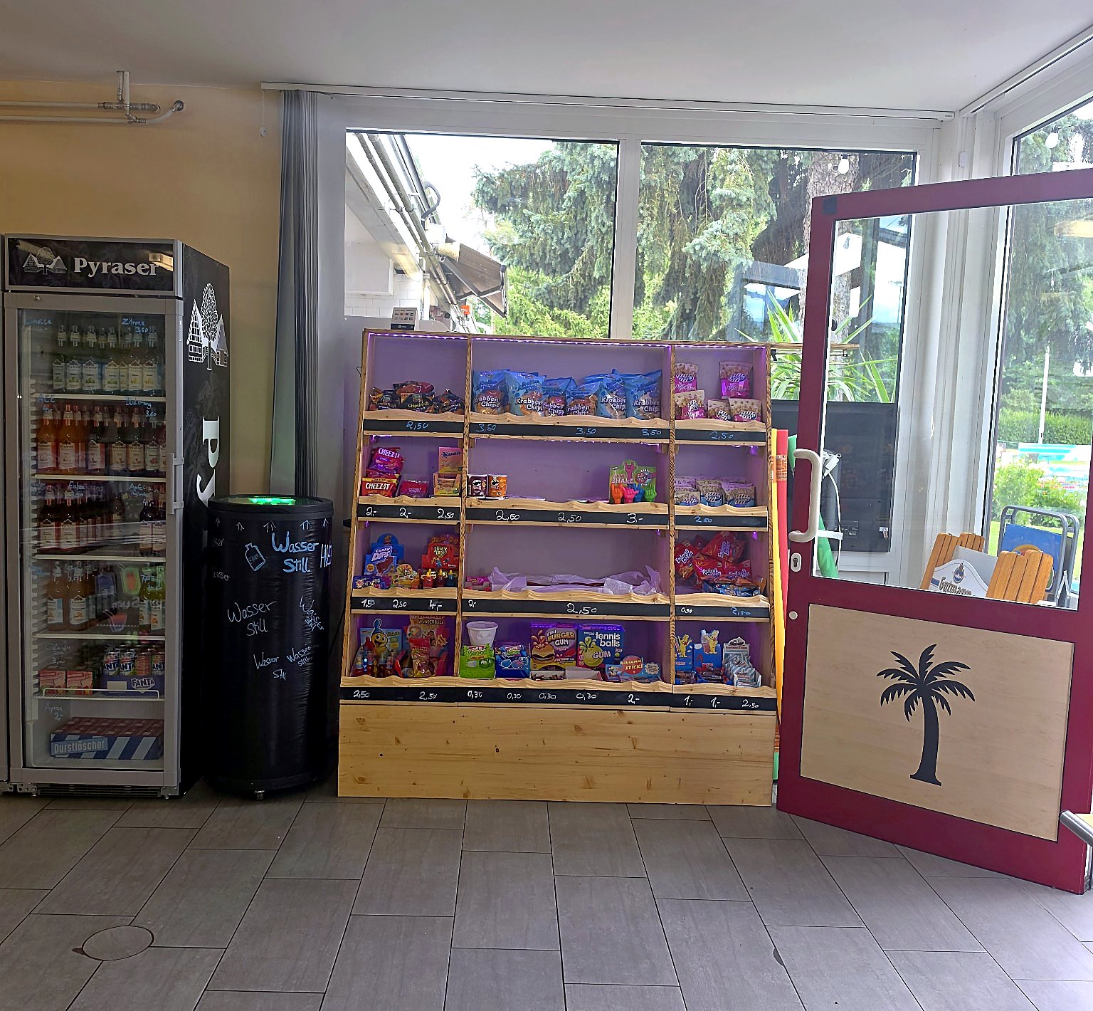 Snackregal am Eingang mit Chips, Süßigkeiten und Getränken
