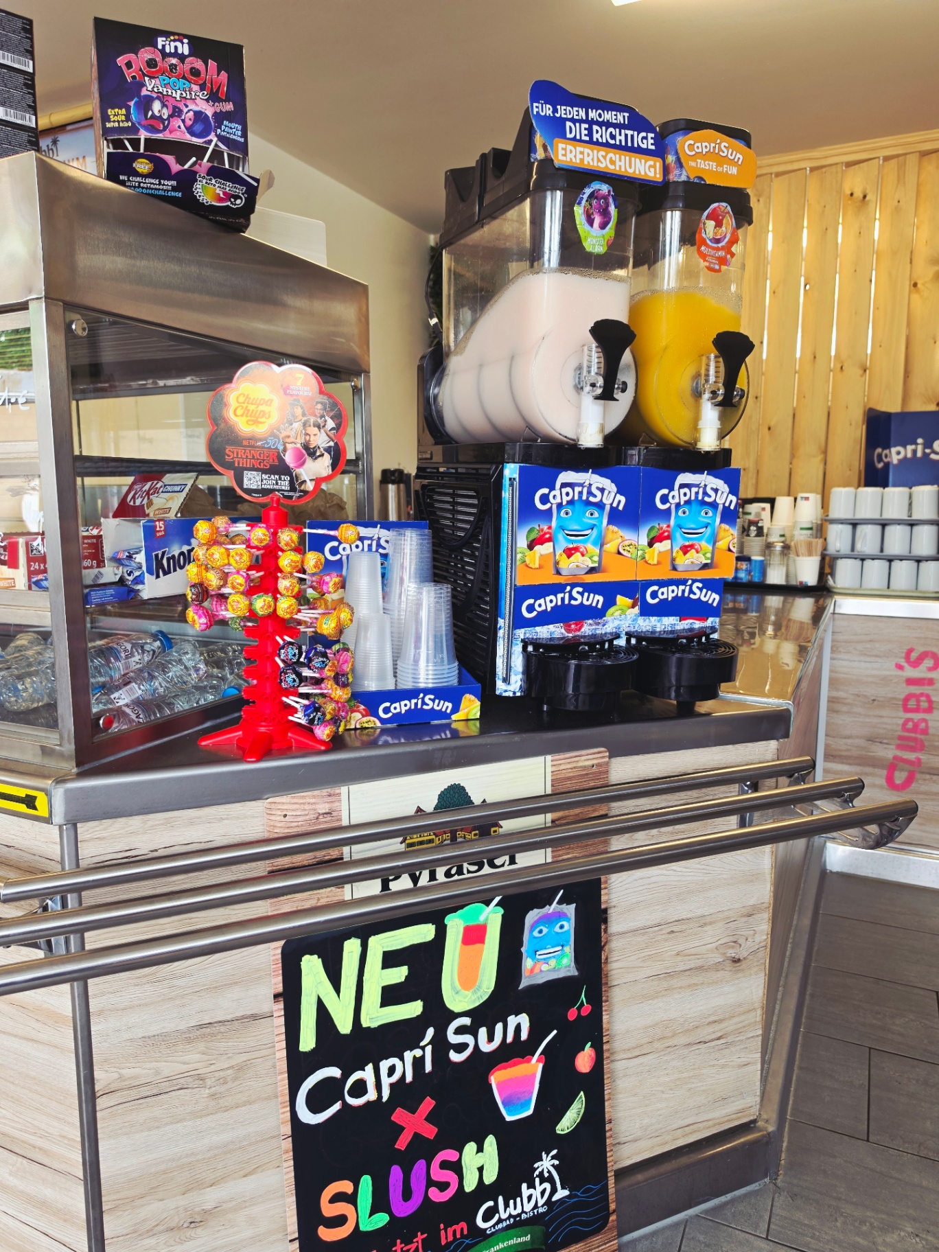 Capri-Sun Slush-Maschine mit Lollis und Getränken an der Clubbi-Theke
