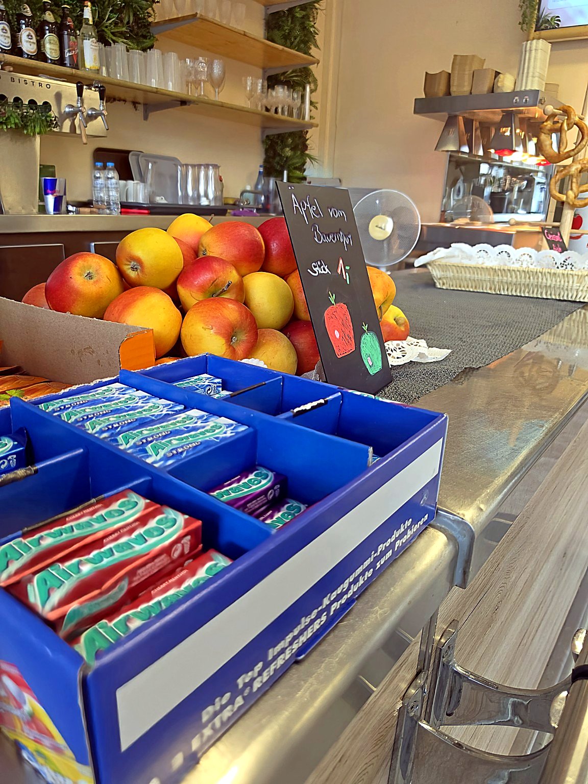 Frische Äpfel vom Bauernhof und Kaugummi-Display an der Theke