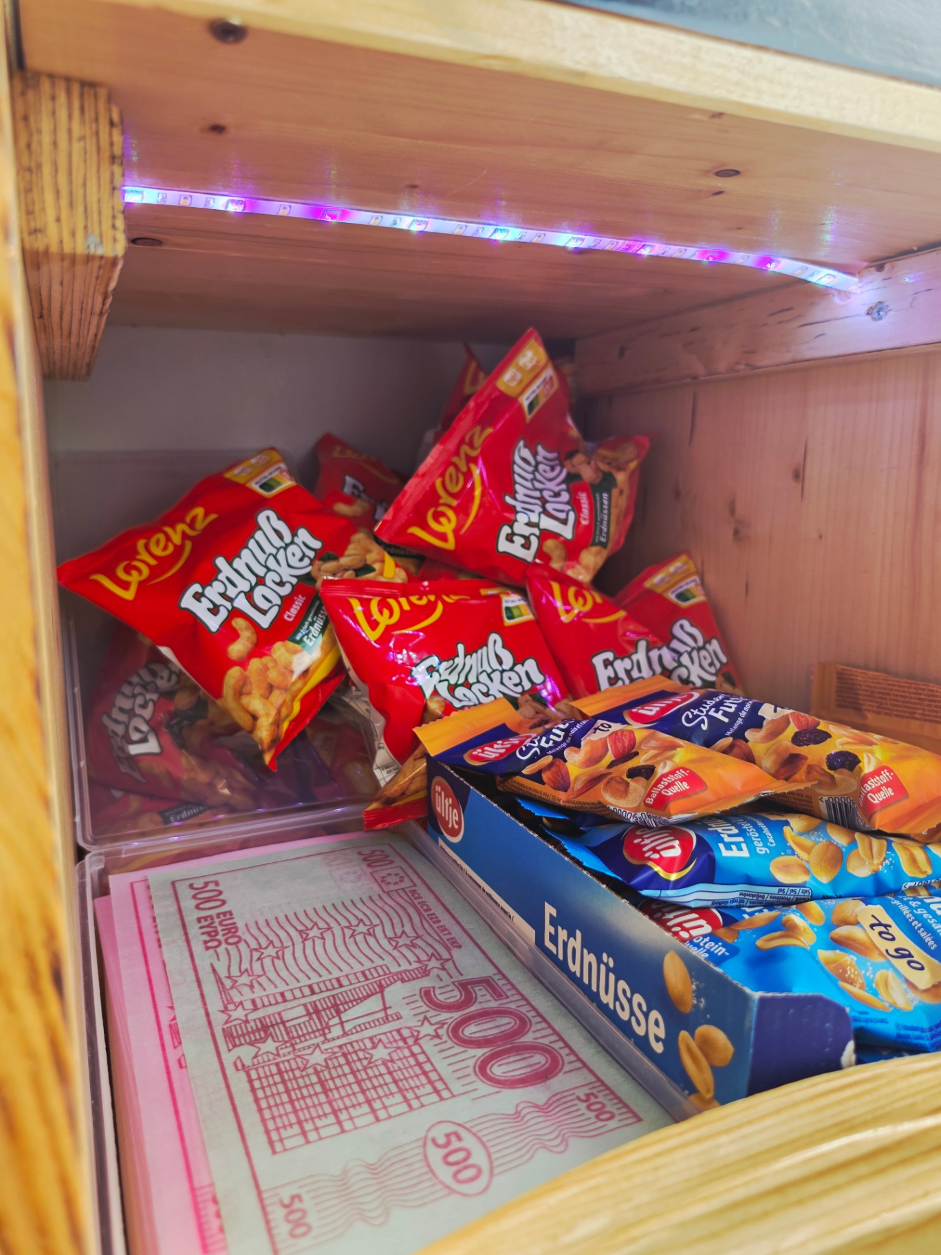 Lorenz Erdnuss Locken und ültje Erdnüsse als herzhafter Snack