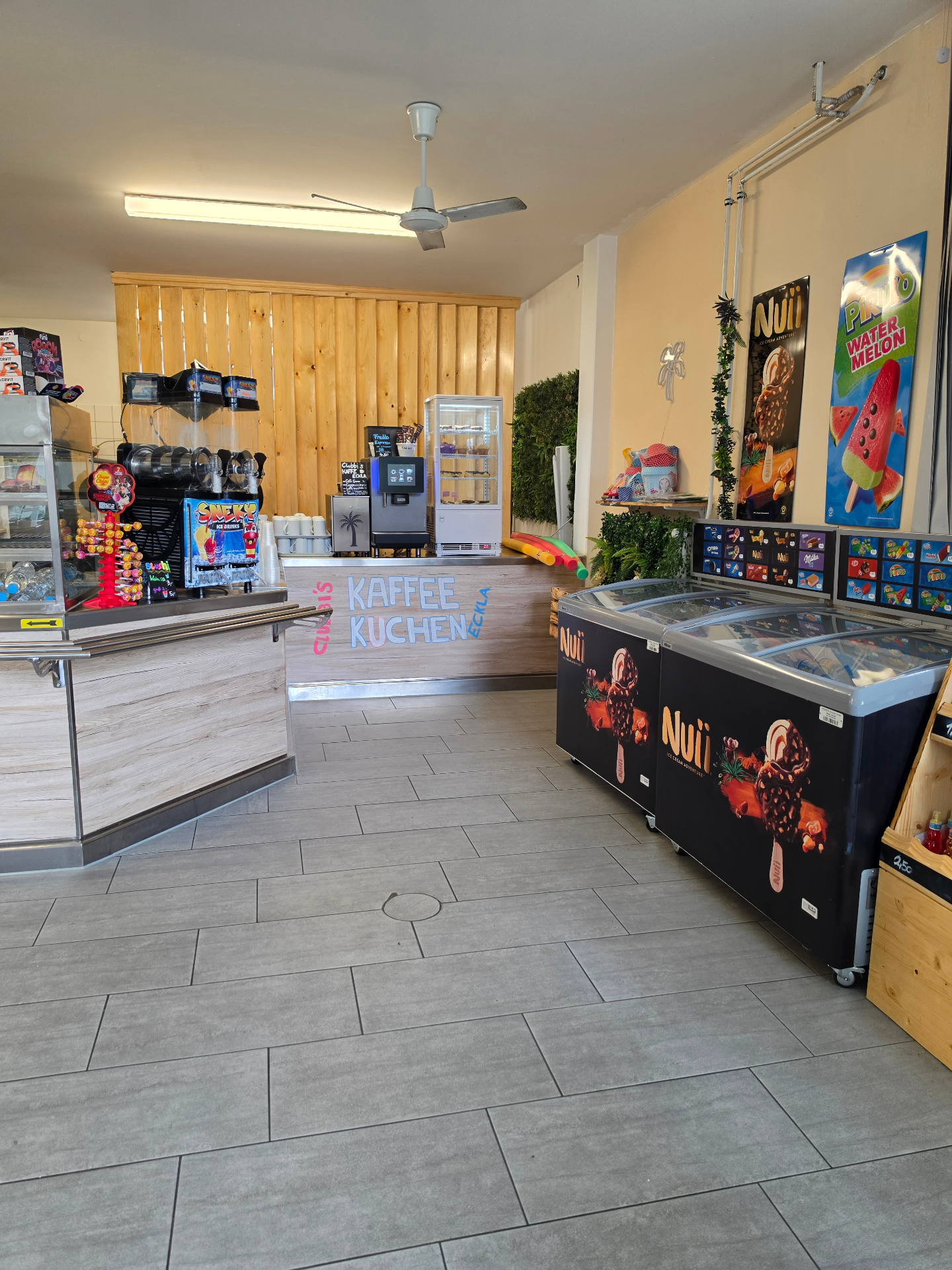 Clubbis Kaffee- und Kuchen-Eckla mit Slush-Maschine
