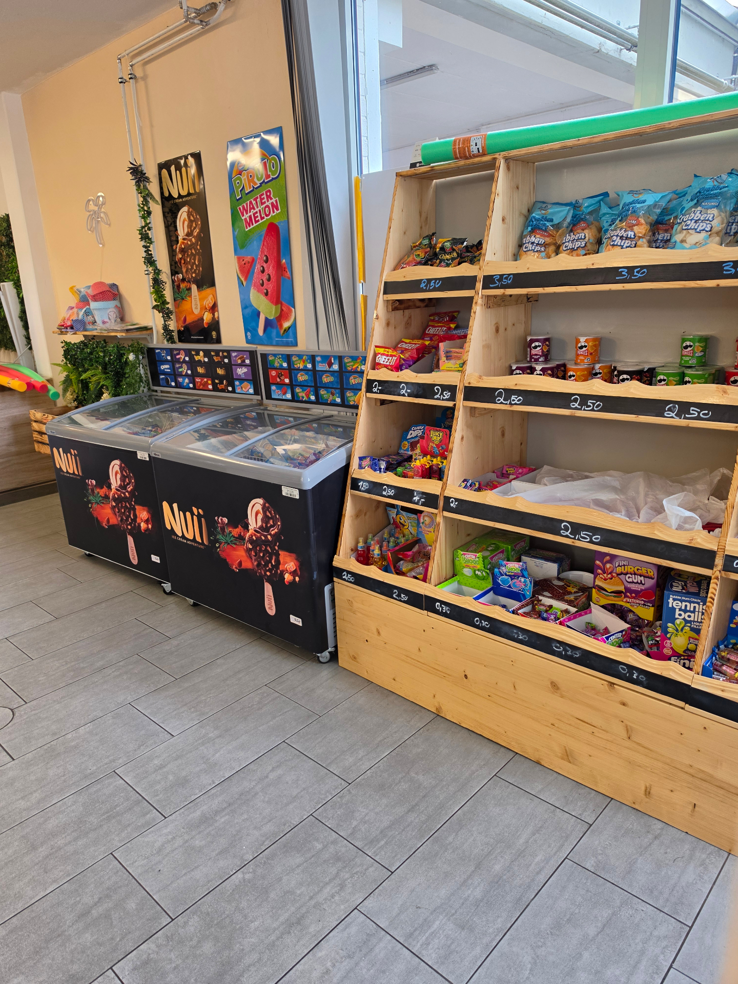 Süßigkeiten- und Snack-Regal mit Eistruhen